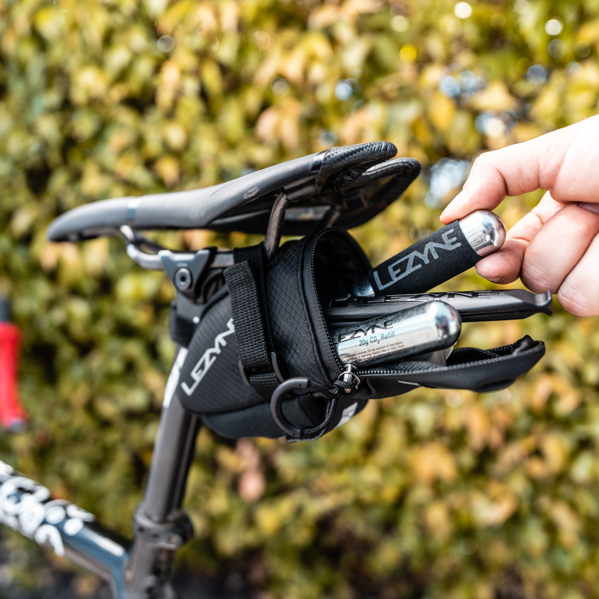 Bolsa de sillín LEZYNE Caddy con kit tubeless