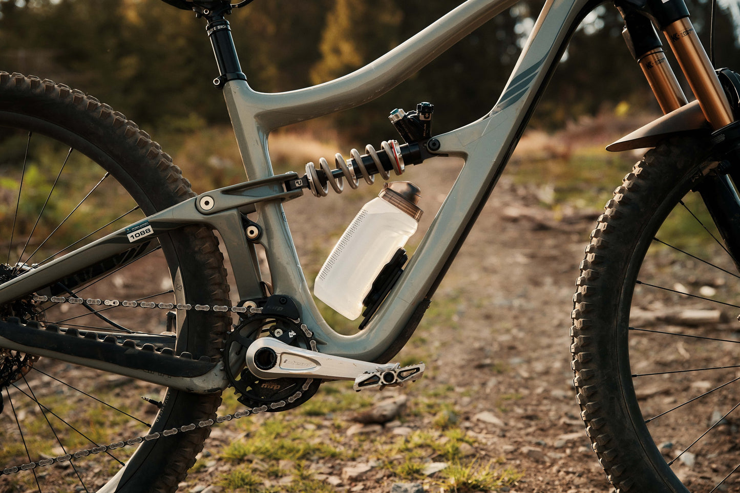 FIDLOCK TWIST Botella COMPACTA con Correa Magnética (750ml) Transparente