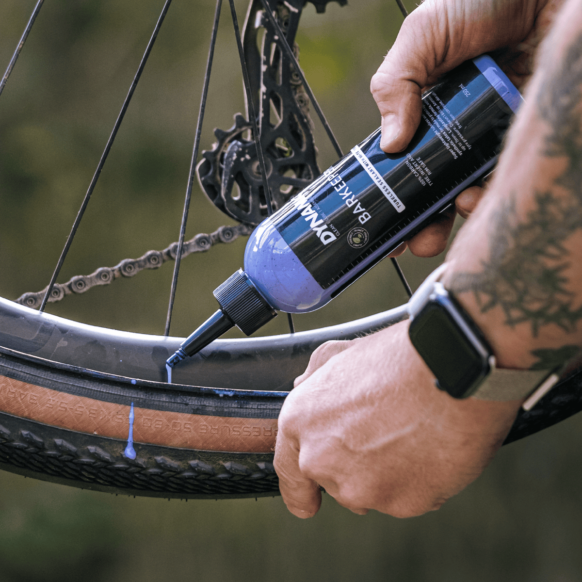 Líquido sellante DYNAMIC BARKEEPER vertido en un neumático tubeless