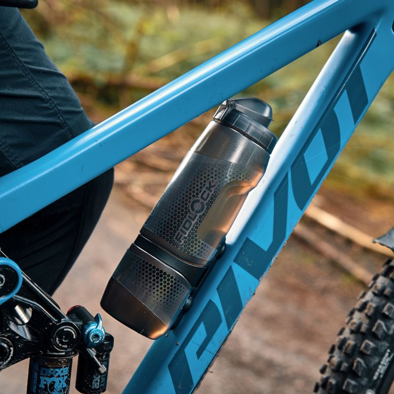 Kit portabidón y portabidón FIDLOCK TWIST BIKE BASE 800 ml Ahumado