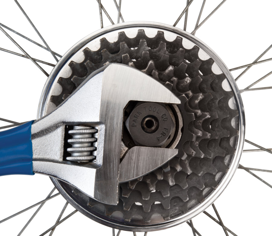 Park Tool FR-4 accionado con una llave inglesa para desmontar una rueda libre