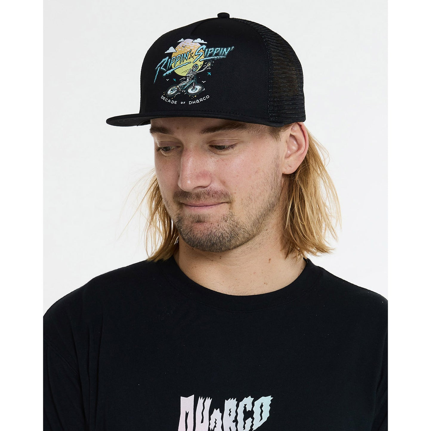 Gorra DHARCO FLAT BRIM TRUCKER RIPPIN AND SIPPIN Negra