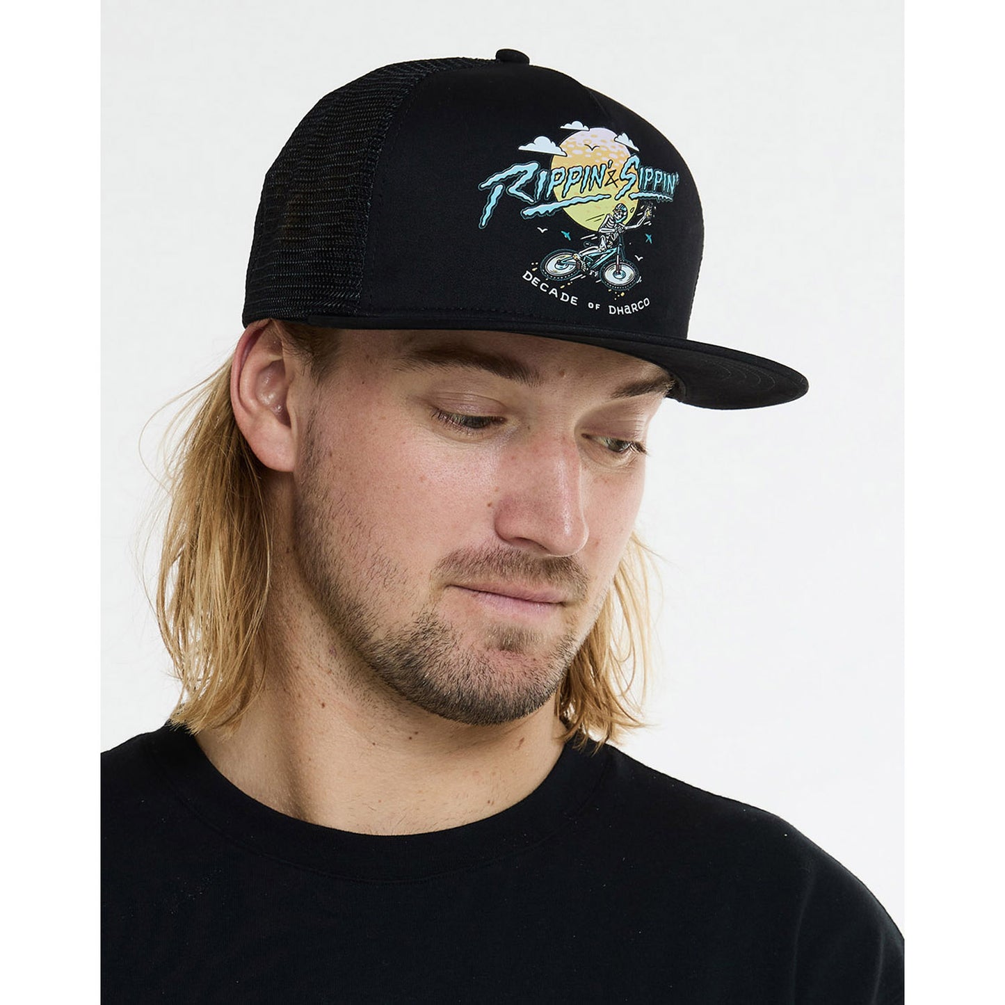 Gorra DHARCO FLAT BRIM TRUCKER RIPPIN AND SIPPIN Negra