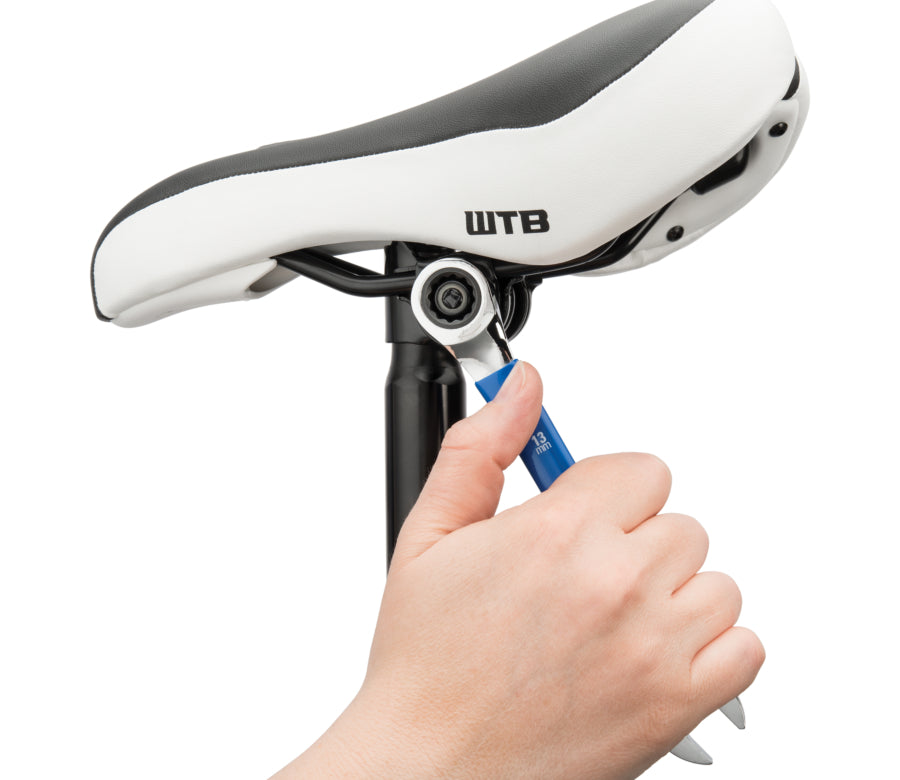 Park Tool MWR-13 apretando una abrazadera de sillín