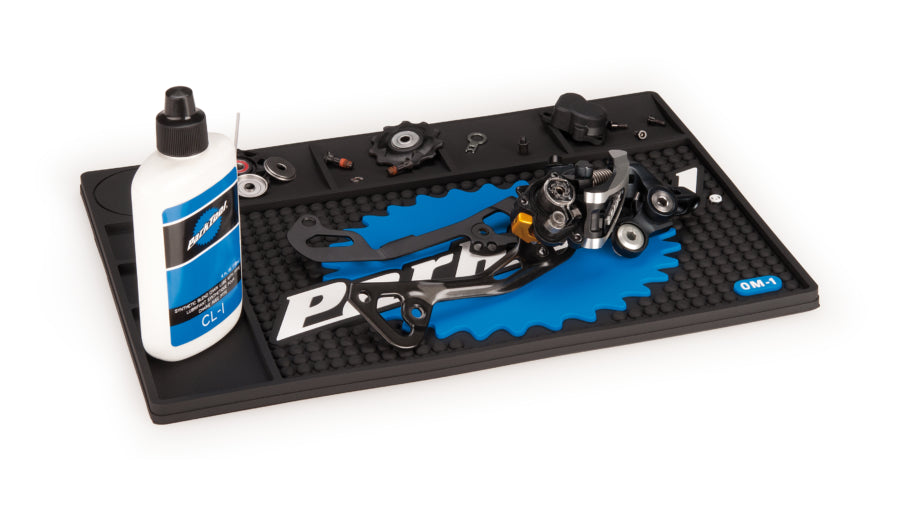 Park Tool OM-1 con herramientas y piezas colocadas encima
