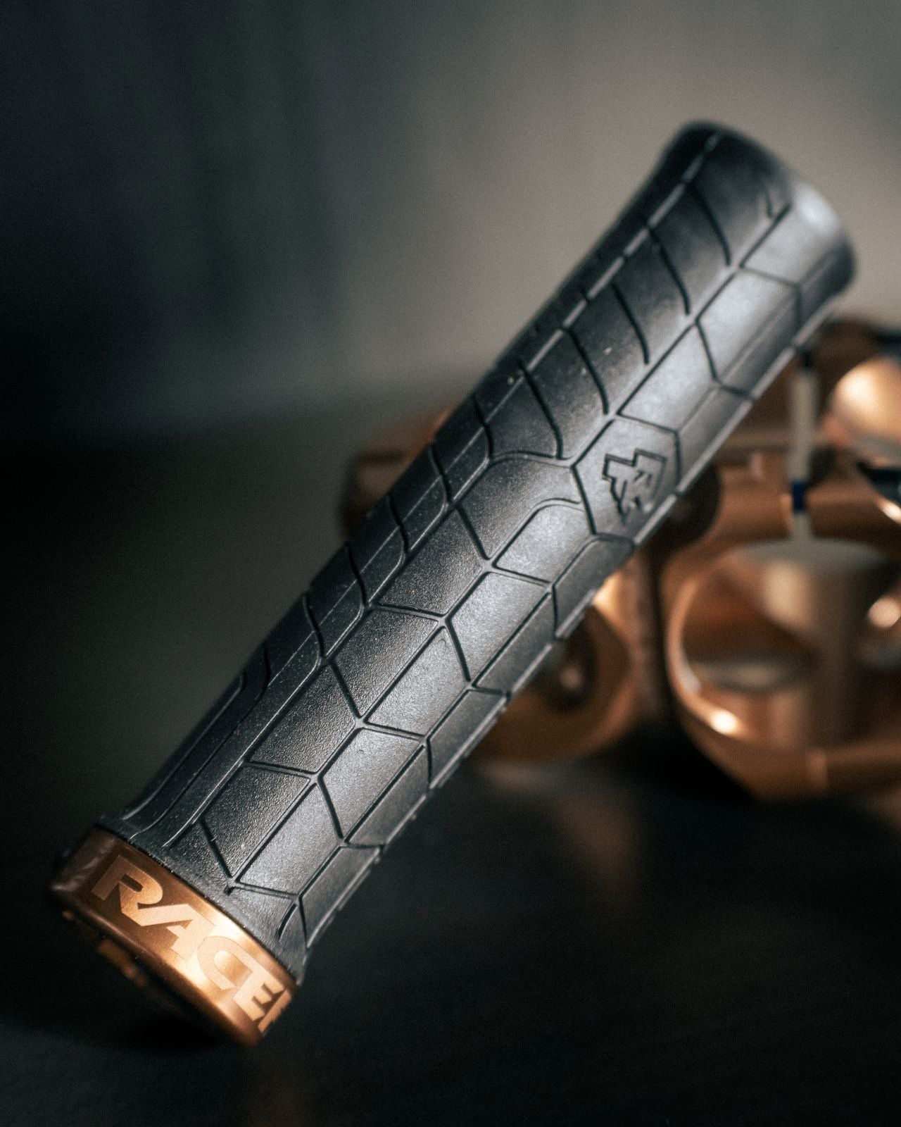 Puños RACE FACE GETTA Lock-On 135mm Negro/Oro