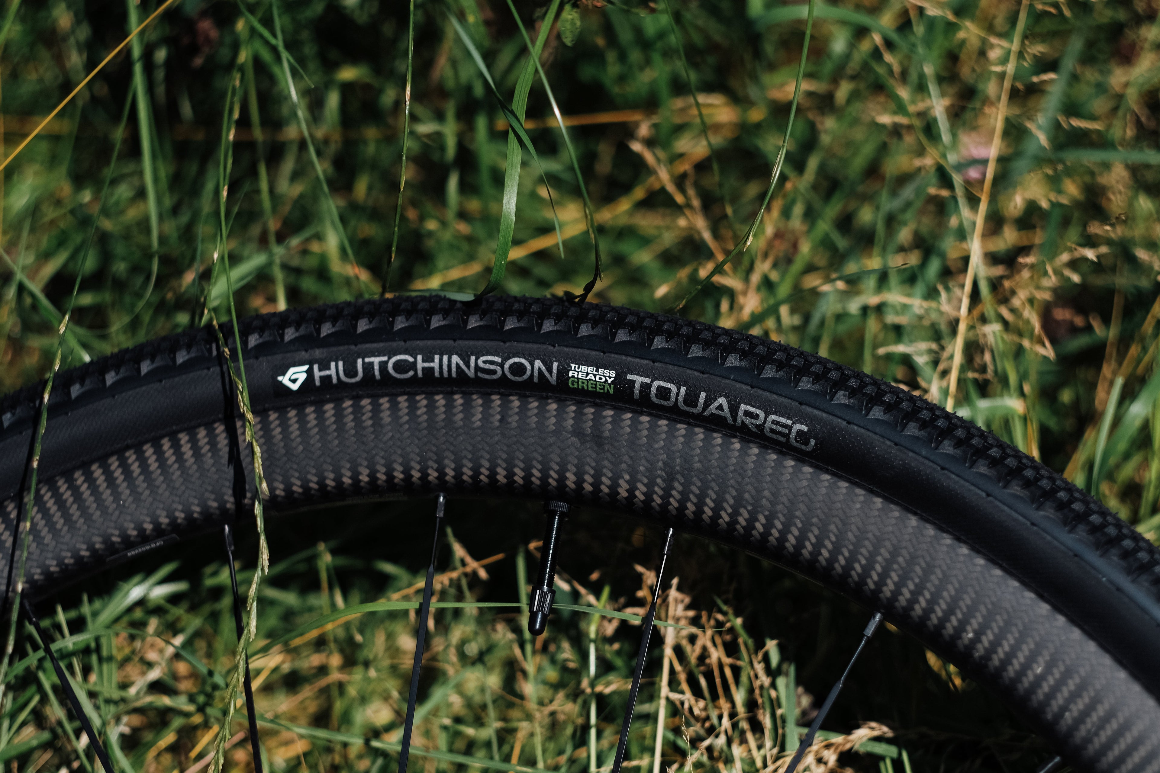 Pneu Hutchinson Touareg Tubeless Ready Green monté sur une roue en carbone, adapté pour le gravel et les terrains mixtes.