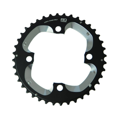 Plato exterior SHIMANO XT M785 de 10 velocidades, 4 orificios, 104 mm — vista del plato sobre fondo blanco