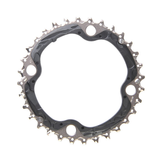Plato intermedio SHIMANO SLX M660/670/XT M780 de 10 velocidades, 4 orificios, 104 mm — vista del plato sobre fondo blanco
