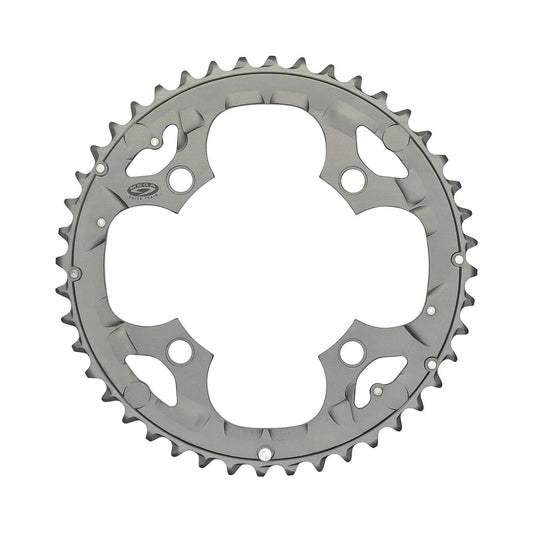 Plato exterior SHIMANO DEORE M590 de 9 velocidades, 4 tornillos, 104 mm, plata — vista del plato sobre fondo blanco