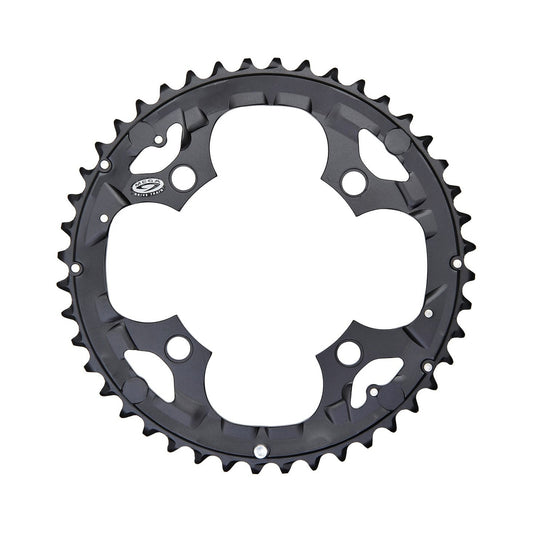 Plato exterior SHIMANO DEORE M590 de 9 velocidades, 4 tornillos, 104 mm, negro — vista del plato sobre fondo blanco