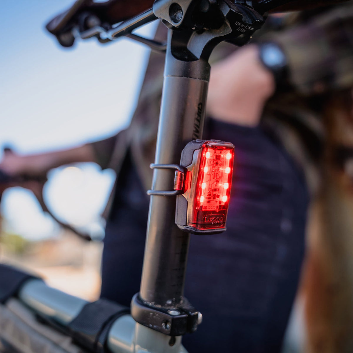 Luz trasera LEZYNE KTV+ DRIVE montada en la tija del sillín