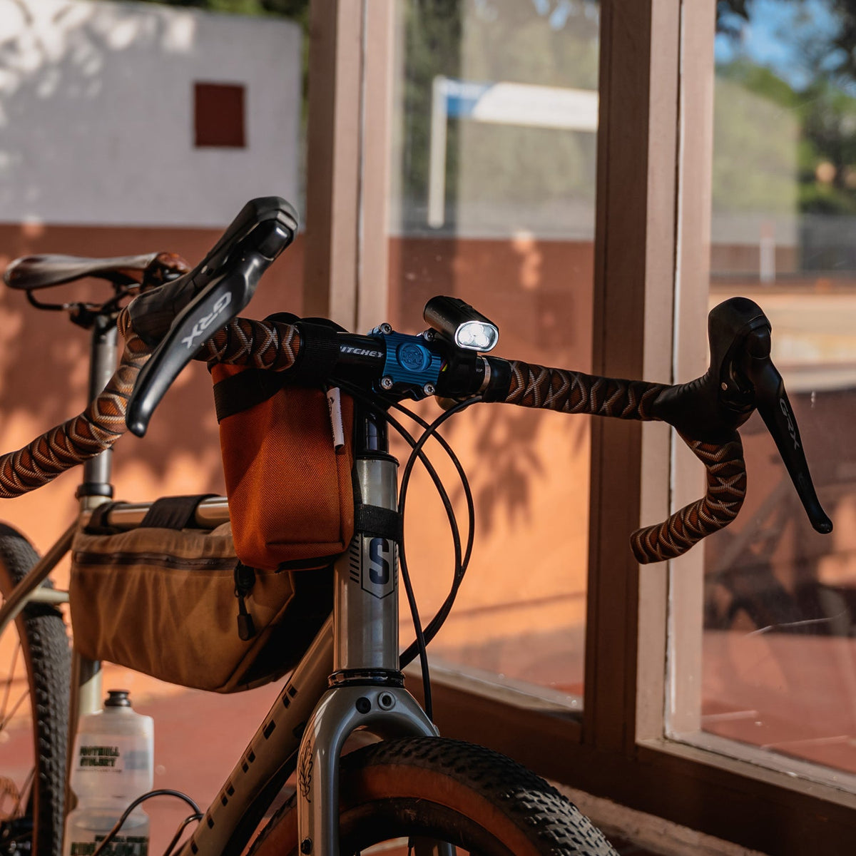 Lezyne Mini Drive 450+ delantera en una bicicleta de carretera