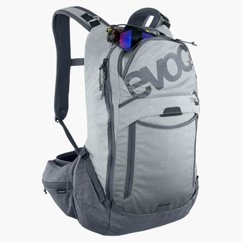 Mochila con protector dorsal EVOC TRAIL PRO 16 L, gris