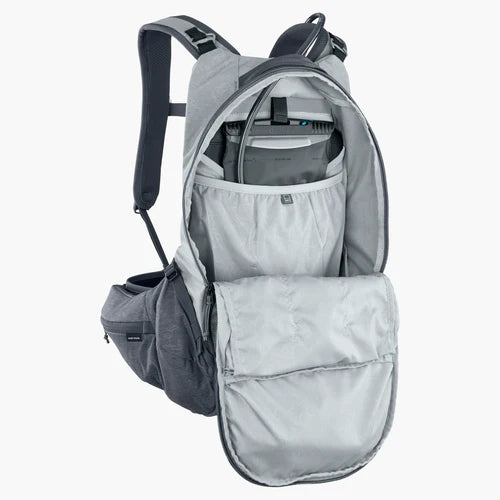 Mochila con protector dorsal EVOC TRAIL PRO 16 L, gris