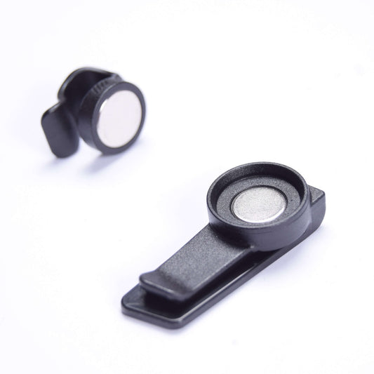 Soporte magnético universal para bolsa de hidratación USWE MAGNETIC TUBE CLIP Negro