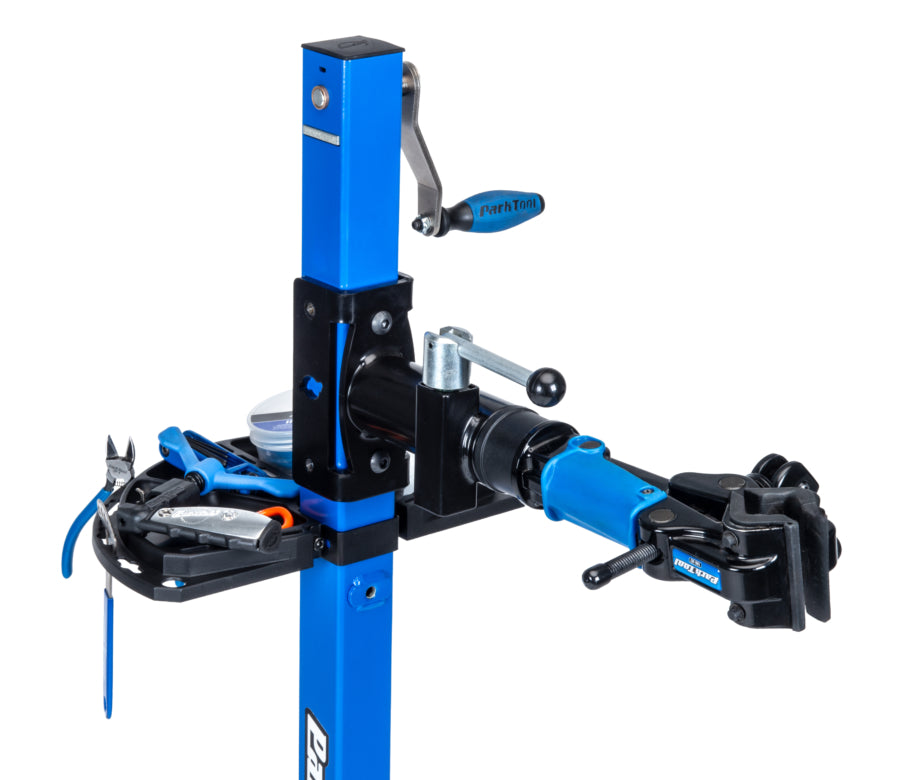 Park Tool 104-30 instalado en un soporte de reparación PRS-30 con herramientas