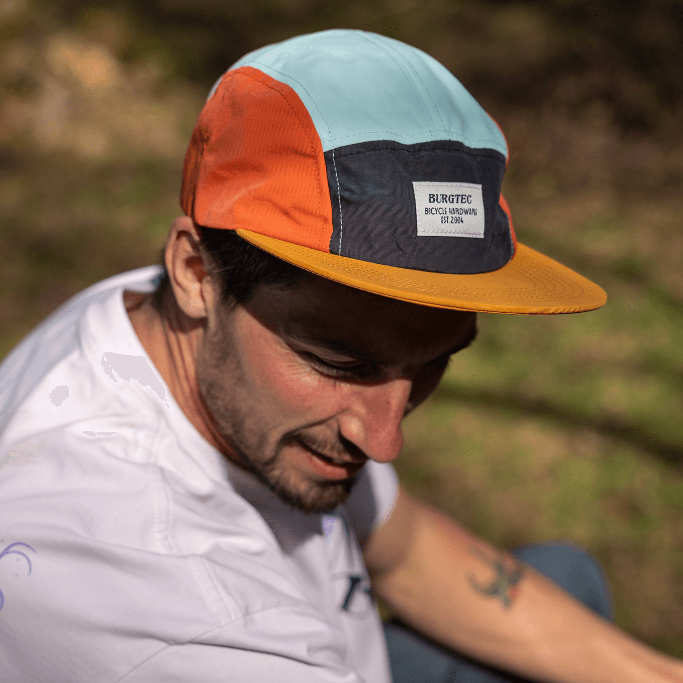 Gorra BURGTEC ARCADE FIVE PANEL color mostaza