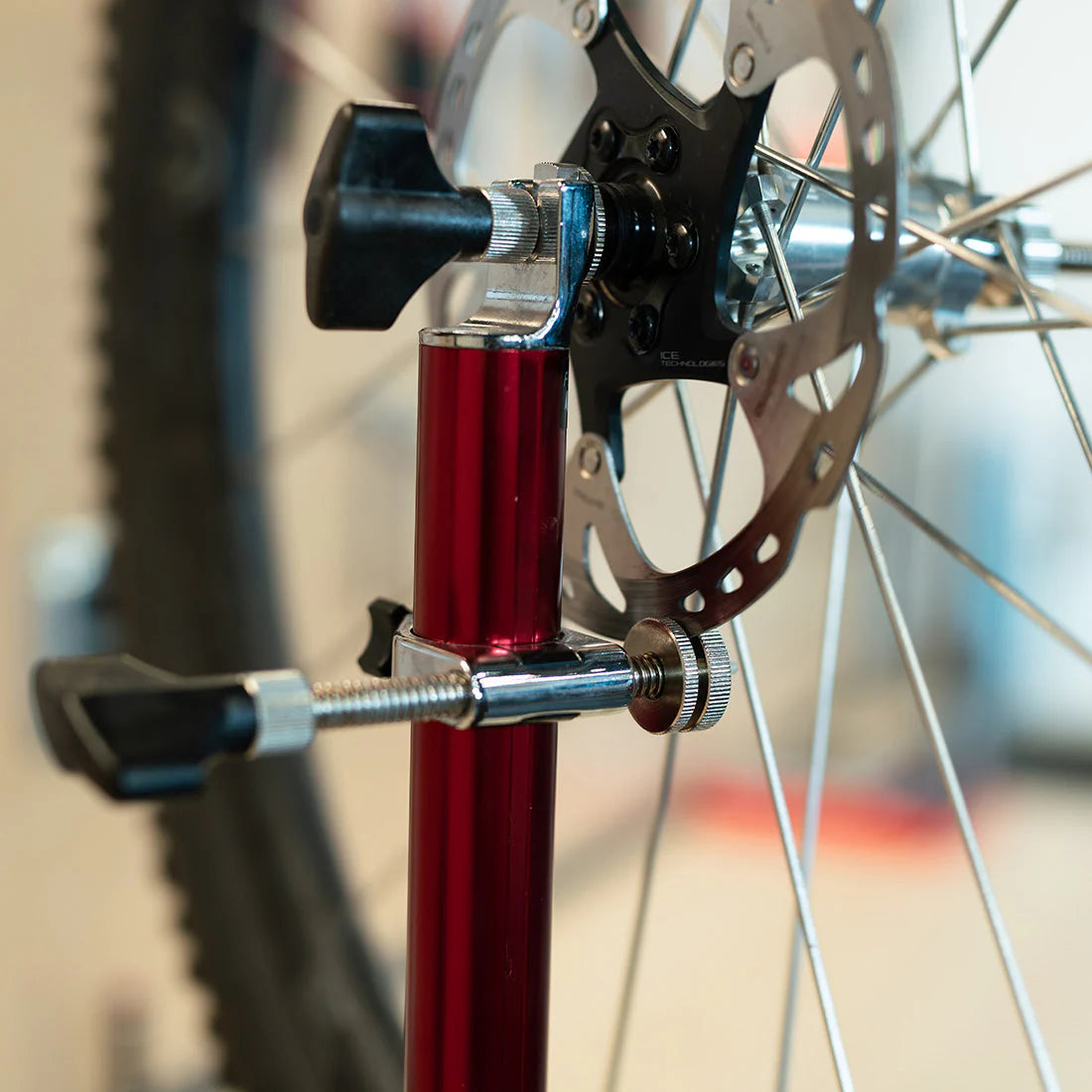 Pro FEEDBACK Truing Stand con adaptador de eje