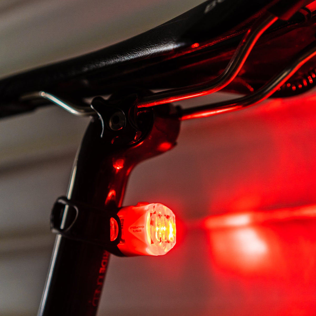 Luz trasera LEZYNE FEMTO USB C DRIVE montada en la tija del sillín