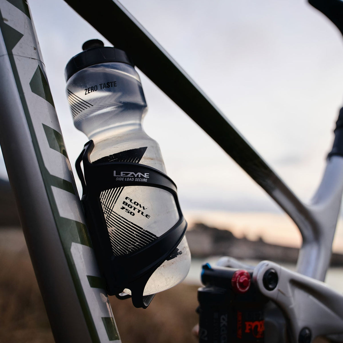Portabidón LEZYNE FLOW CAGE SL-R de extracción por la derecha, negro