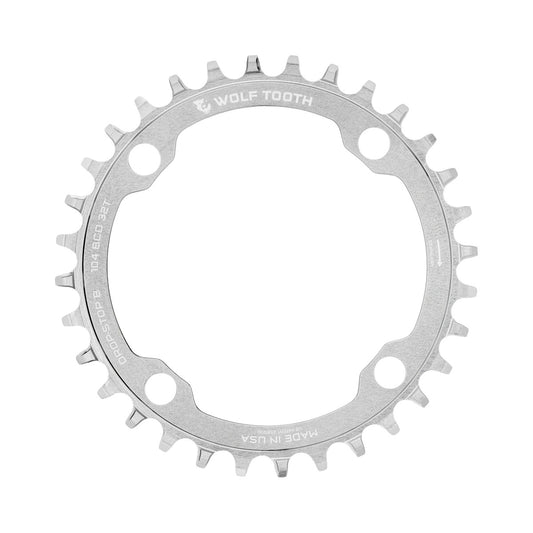 Plato monoplato WOLF TOOTH DROP-STOP B 104 mm, plata sin pulir — vista del plato sobre fondo blanco