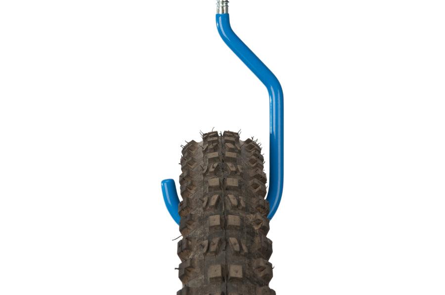 Park Tool 471 instalado y sosteniendo una rueda de bicicleta