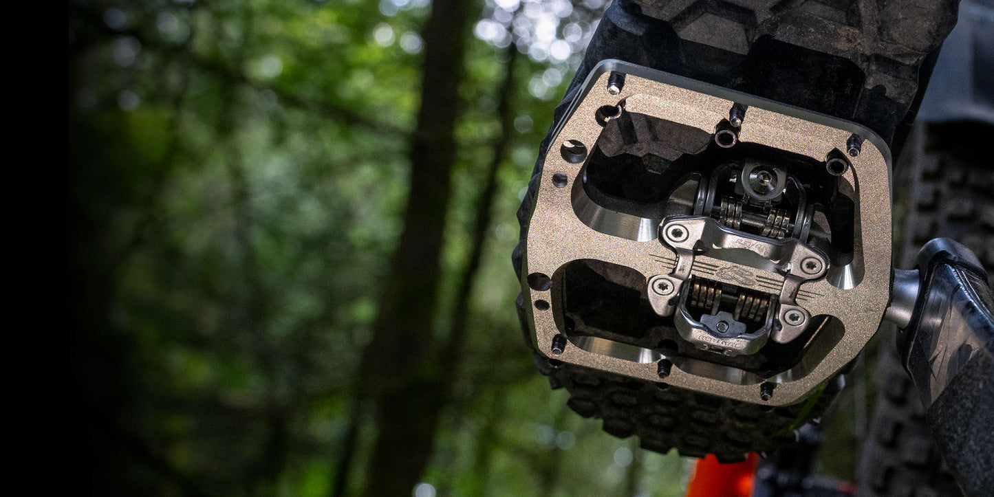 Pedales RENTHAL REVODHC Negro (embargo 24 sep 2025)