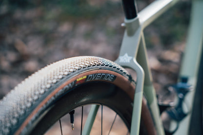 Neumático HUTCHINSON OVERIDE Hardskin Tubeless Ready marrón