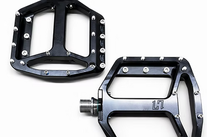 Pedales planos HXR COMPONENTS con eje de acero negros