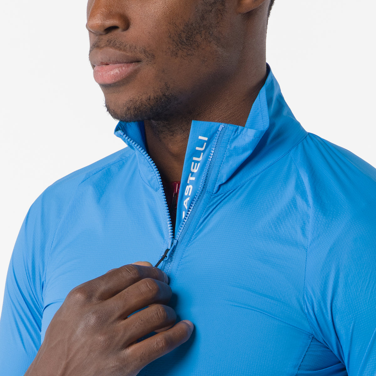 Chaqueta CASTELLI Transition Air azul – detalle del cuello y la cremallera