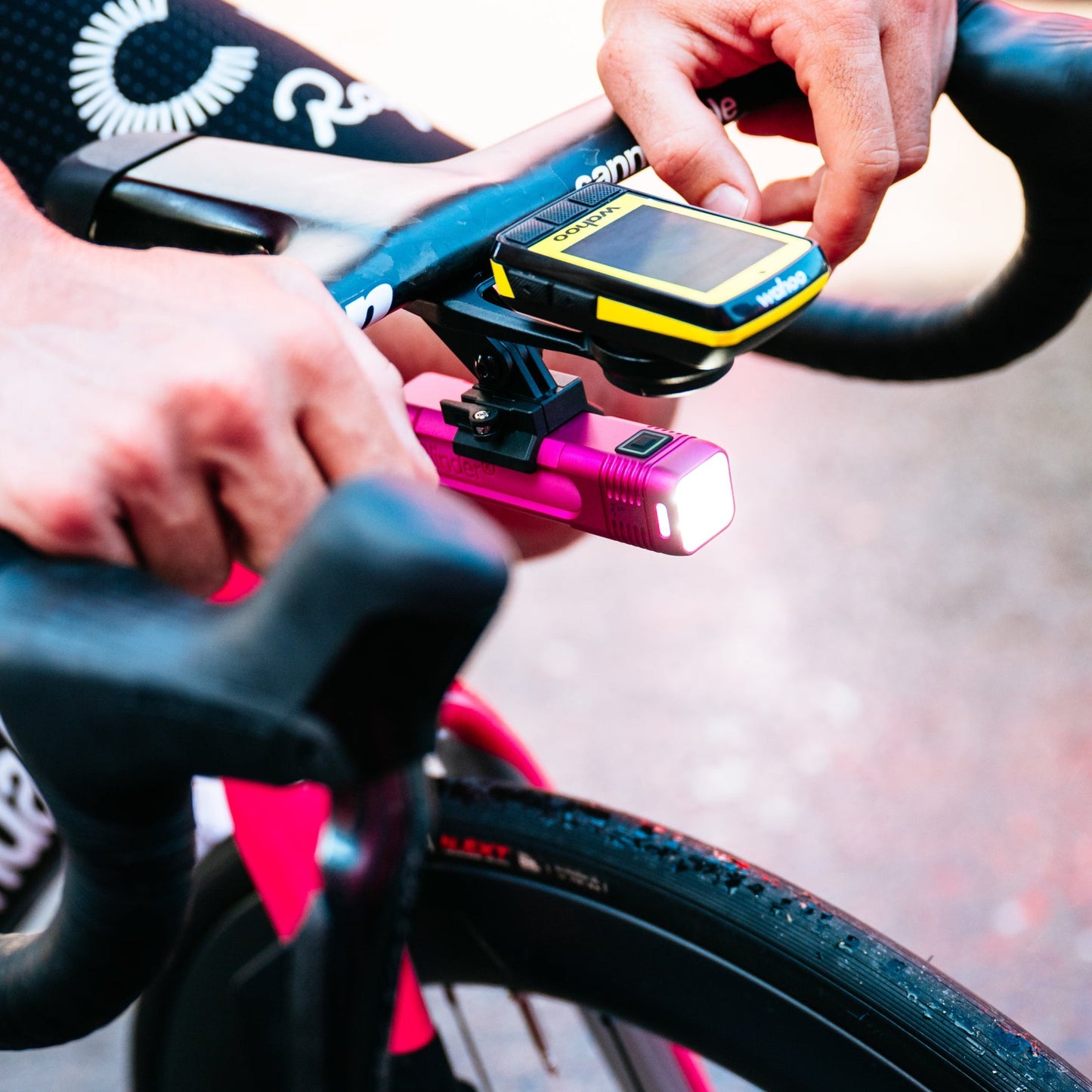 KNOG BLINDER PRO 900 Luz delantera rosa - E.F. Pro Cycling Edición Limitada