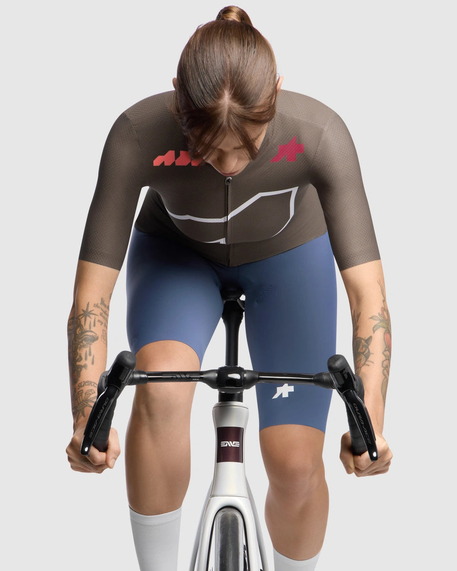 ASSOS DYORA R S11 We are the A Maillot marrón de manga larga para mujer