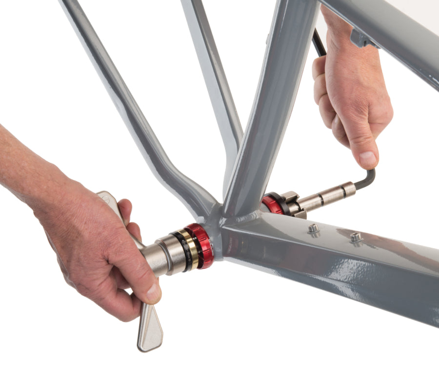Park Tool BBP-AOS instalando un rodamiento en un adaptador roscado