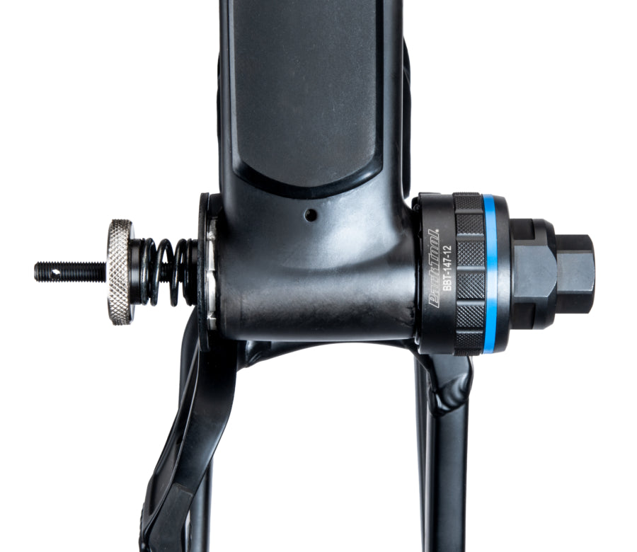 Park Tool BBT-147-12 sujeto con un BBT-RS en un pedalier
