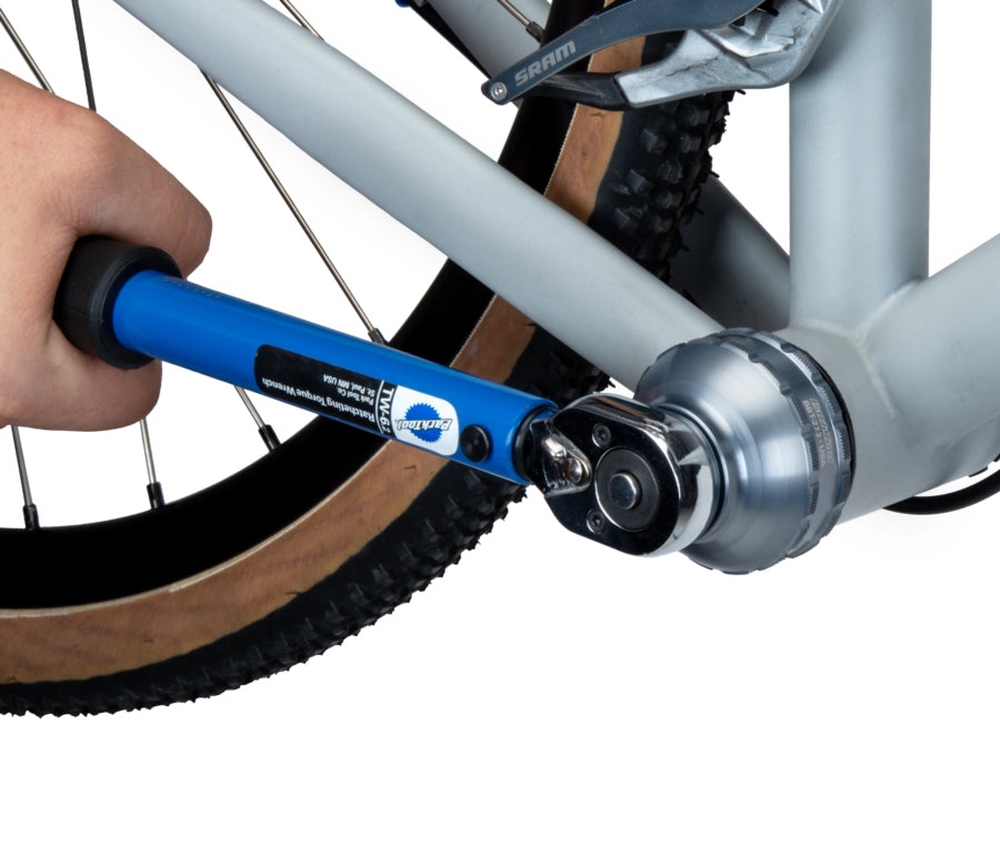 Park Tool BBT-27.3 apretando una cazoleta con una llave dinamométrica TW-6.2