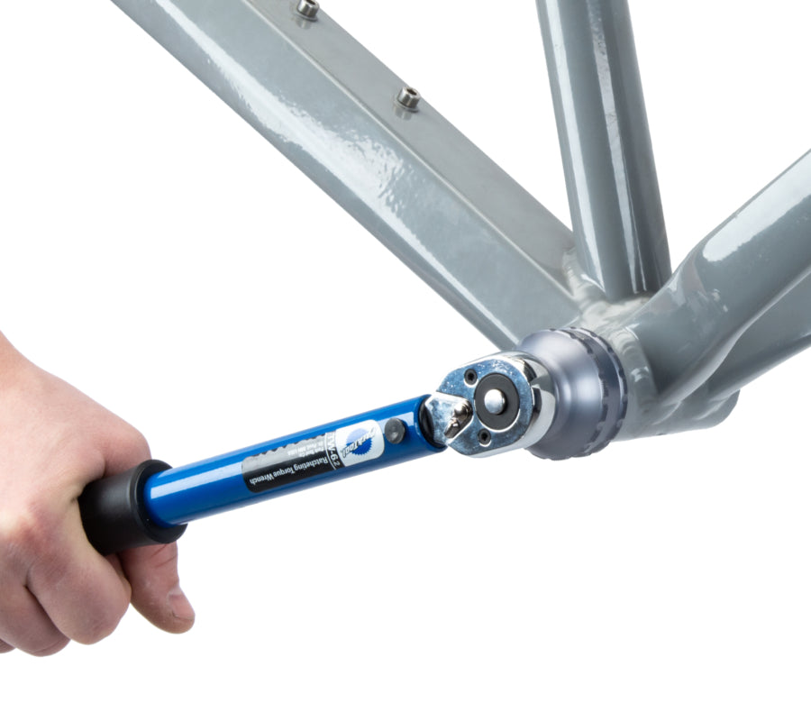 Park Tool BBT-59.3 apretando una cazoleta con una llave dinamométrica TW-6.2