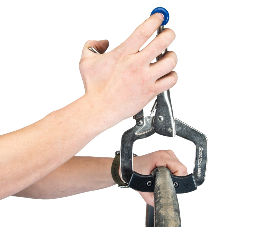Park Tool BMT-1 en uso sobre un neumático