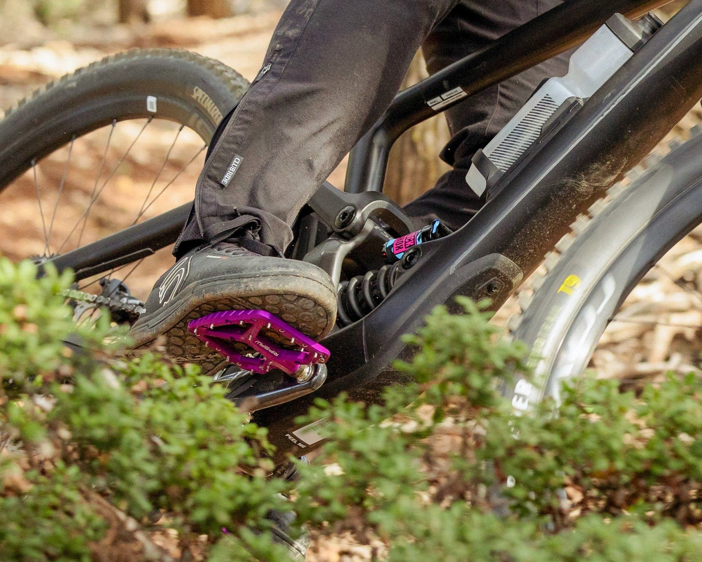 Pedales planos WOLF TOOTH RIPSAW morados