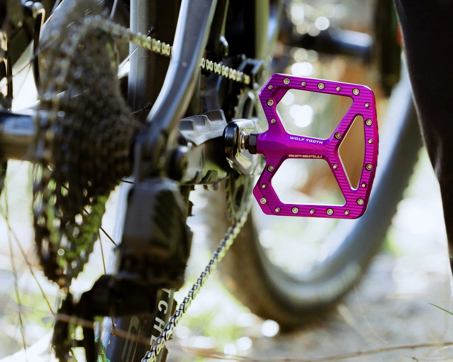 Pedales planos WOLF TOOTH RIPSAW morados