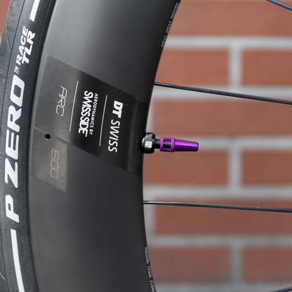 Válvula tubeless DYNAMIC BARKEEPER montada en una llanta