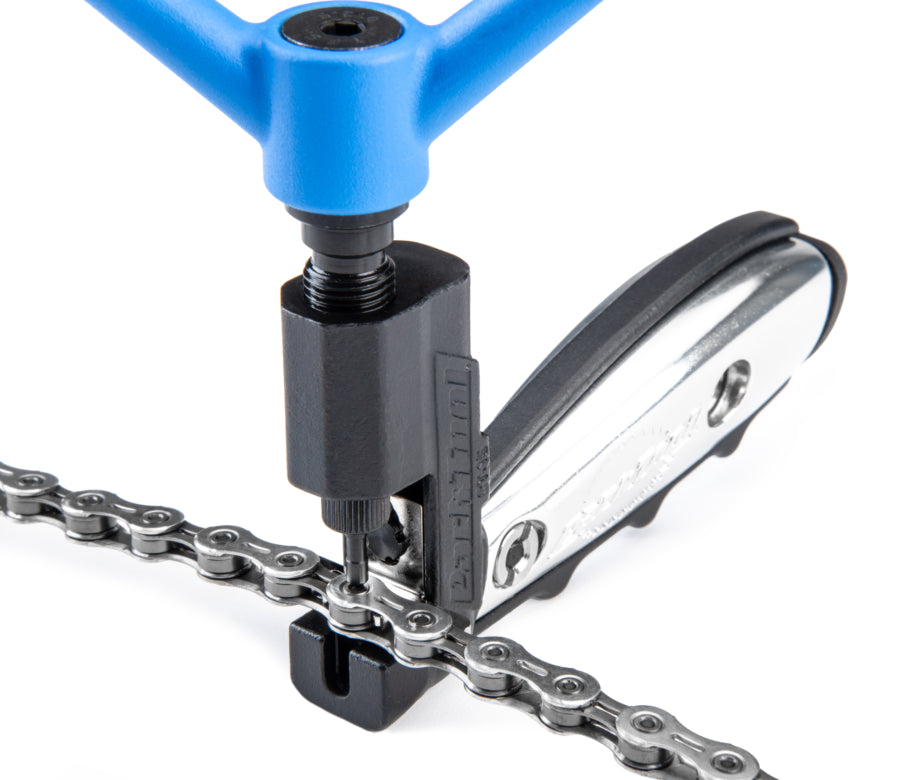 Park Tool CT-15 con la cadena colocada y lista para remachar