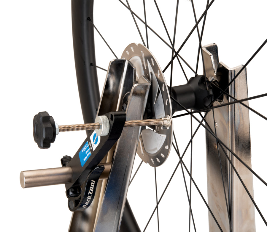 Park Tool DT-3 instalada en un centrador de ruedas para medir un disco de freno