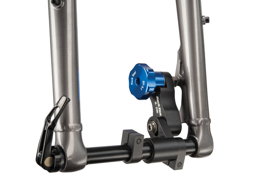 Park Tool DT-5.2 instalado para rectificar un soporte IS Mount en una horquilla de fatbike