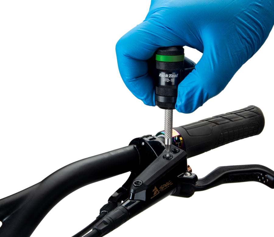 Park Tool DTD-10 utilizado en una maneta de freno para manillar plano