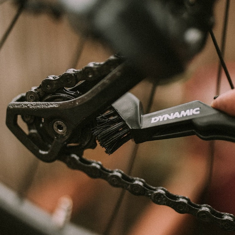 DYNAMIC DRIVETRAIN DETAILING BRUSH en uso sobre un cassette