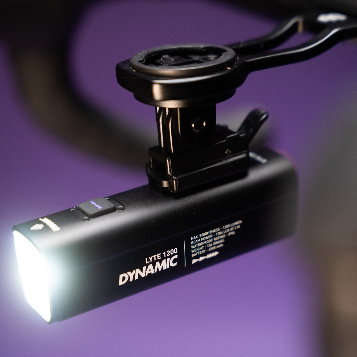 DYNAMIC LYTE 1200 montada en un manillar