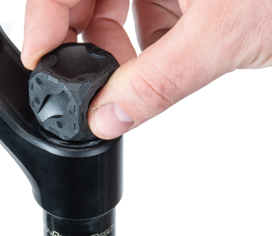 Park Tool FCT-1 utilizado para retirar un tapón de horquilla