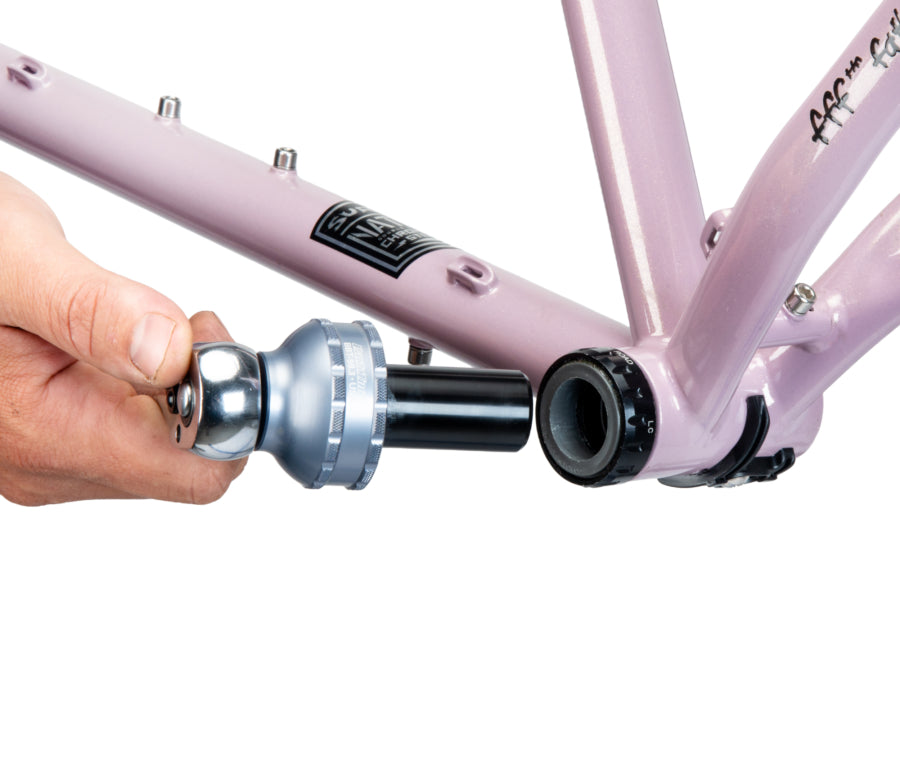 Pasador Park Tool GPS-24 insertado en un pedalier