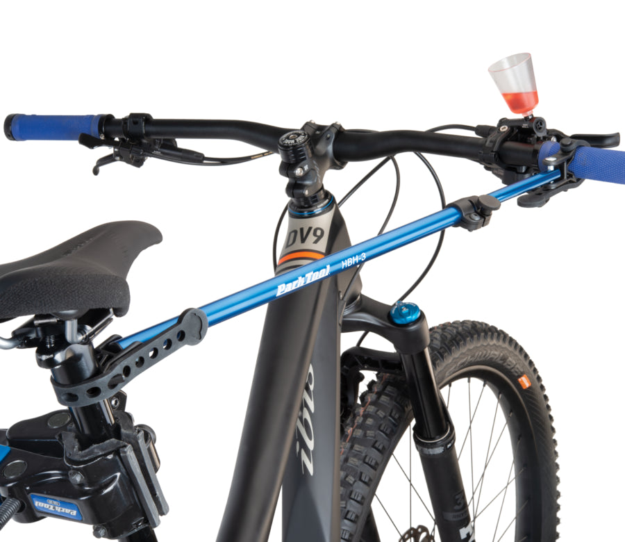 Park Tool HBH-3 sujetando un manillar de MTB durante una purga de frenos